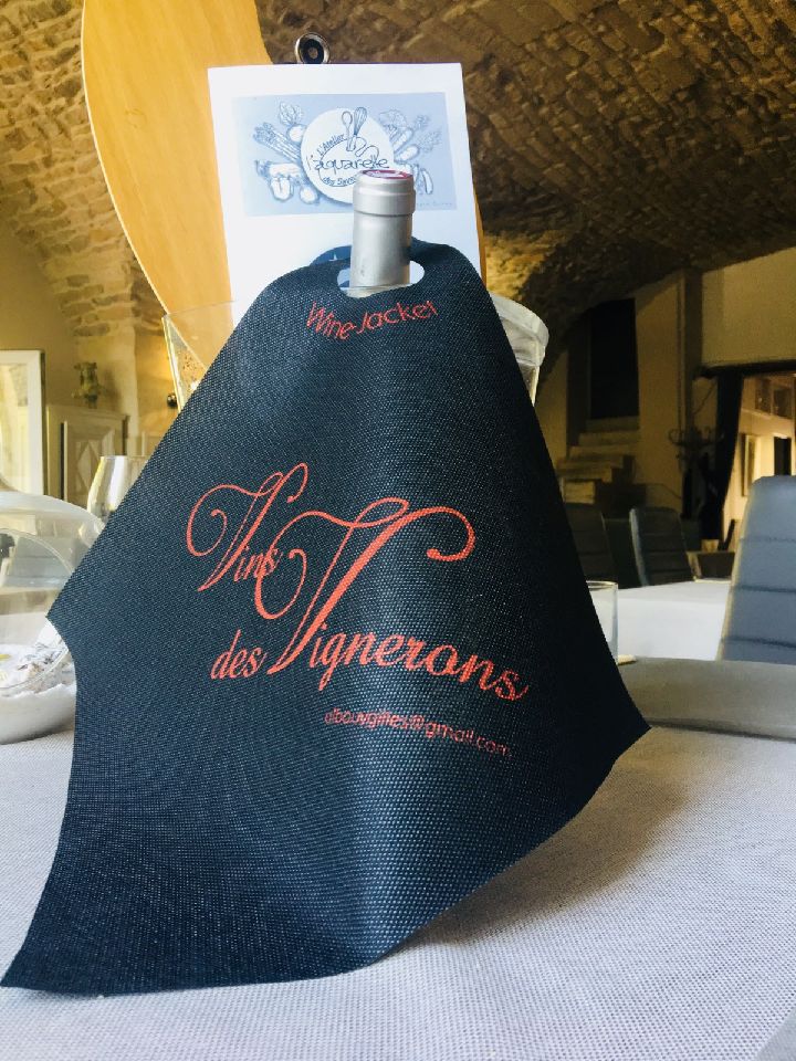 Liteau à bouteille personnalisé par Wine Jacket